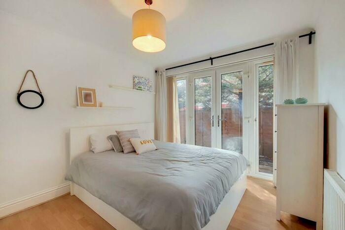 2 Bedroom Flat To Rent In Tower Mews, Walthamstow, London, E17