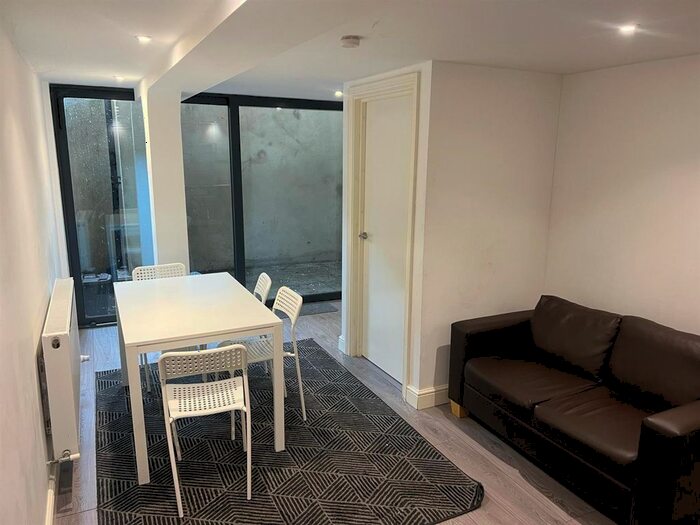 2 Bedroom Flat To Rent In Crossford Street, London, SW9