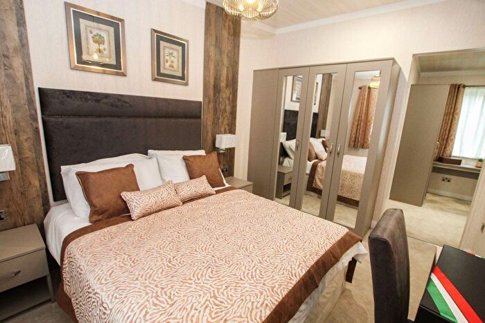 2 Bedroom Bungalow For Sale In Lodge - Chertsey Lane, Staines-Upon-Thames, TW18