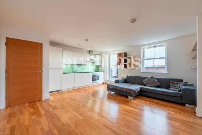 2 Bedroom Flat To Rent In Stoke Newington High Street, London, N16