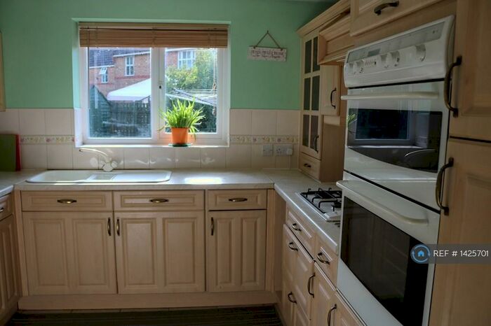 3 Bedroom Detached House To Rent In Holliday Close, Swindon, SN25