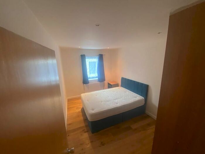 3 Bedroom Flat To Rent In Broadway, London, W13