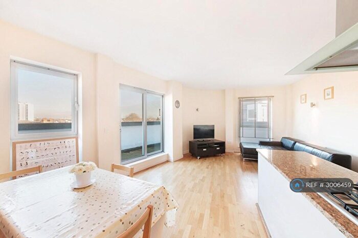 3 Bedroom Penthouse To Rent In Enfield Road, London, N1