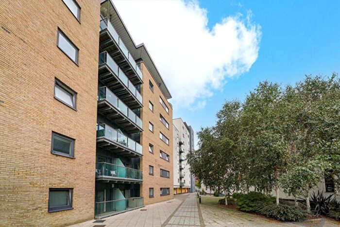 2 Bedroom Flat For Sale In Commercial Road, London, E14