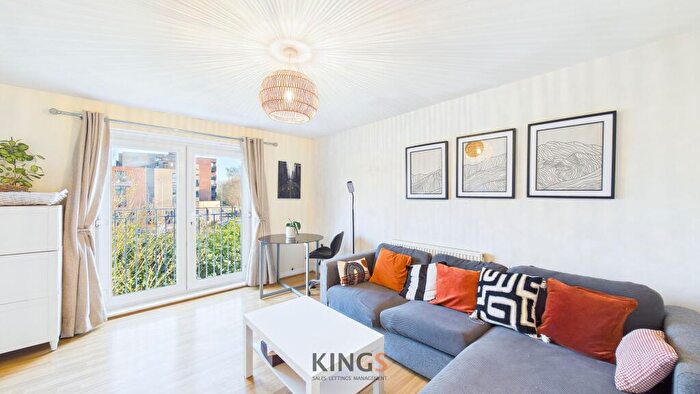 2 Bedroom Apartment To Rent In St. Lukes Court, Hatfield, AL10