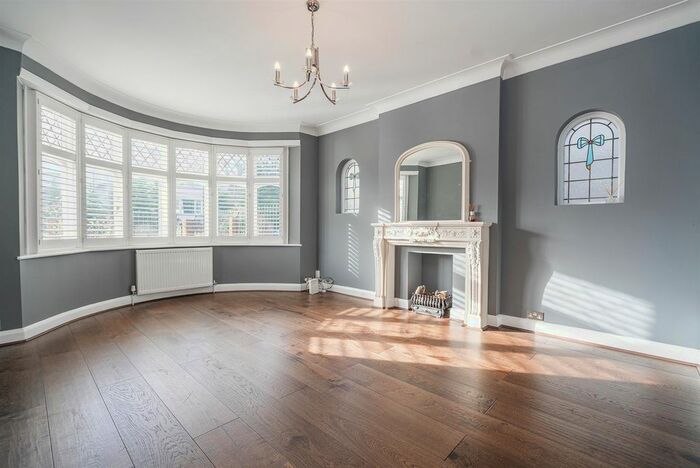 5 Bedroom Property To Rent In Creighton Avenue, London, N2