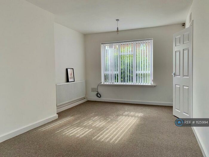 3 Bedroom Semi-Detached House To Rent In Hayles Close, Nottingham, NG5