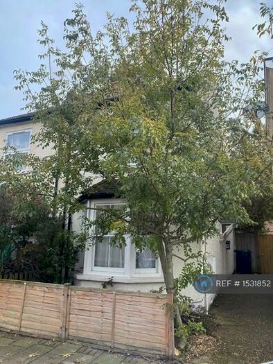 2 Bedroom End Of Terrace House To Rent In Park End, Bromley, BR1
