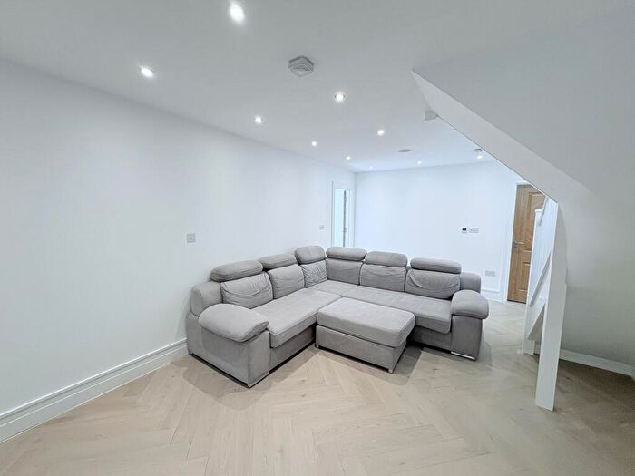 5 Bedroom Flat For Sale In Newgate Street, London, E4