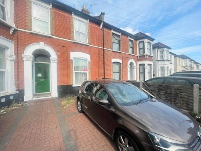 Semi-Detached House To Rent In Clements Road, Ilford, IG1