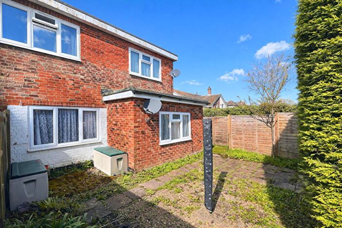 2 Bedroom Maisonette For Sale In Faversham Road, Kennington, TN24