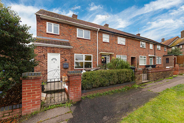 3 Bedroom End Of Terrace House For Sale In Goldingham Avenue, Loughton, IG10