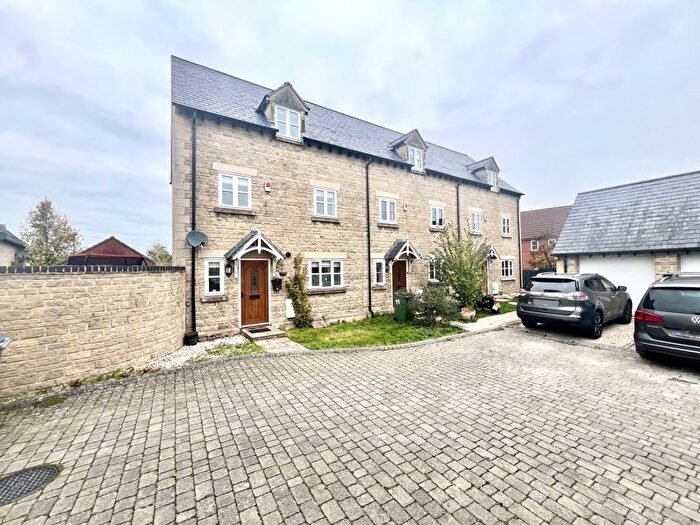 3 Bedroom Town House For Sale In St. Dunstan Court, Calne, SN11