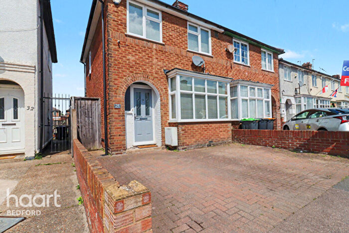 3 Bedroom Semi-Detached House For Sale In Cedar Road, Bedford, MK42