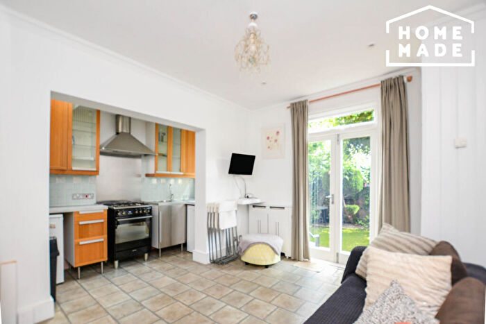 2 Bedroom Flat To Rent In Dinsmore Road, SW12