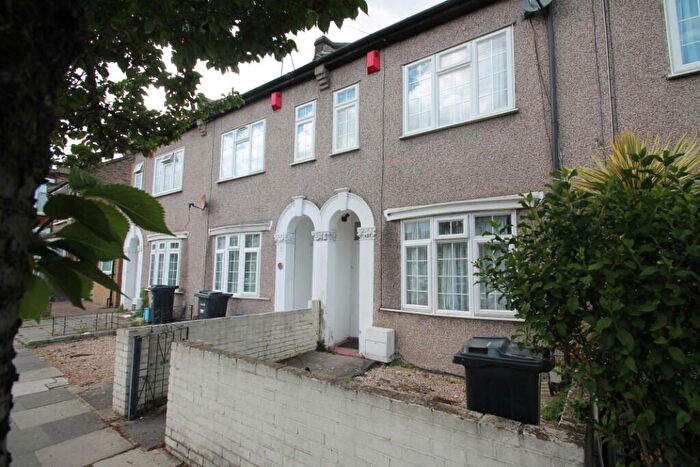 3 Bedroom Semi-Detached House To Rent In Mulberry Way, London, E18