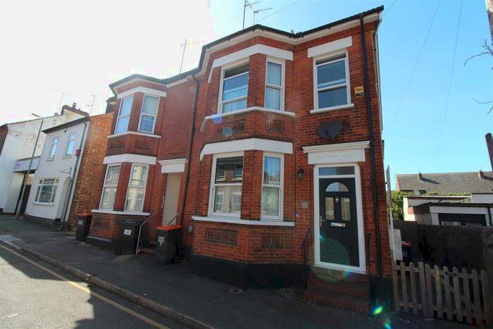 2 Bedroom End Of Terrace House To Rent In Winfield Street, Dunstable, LU6