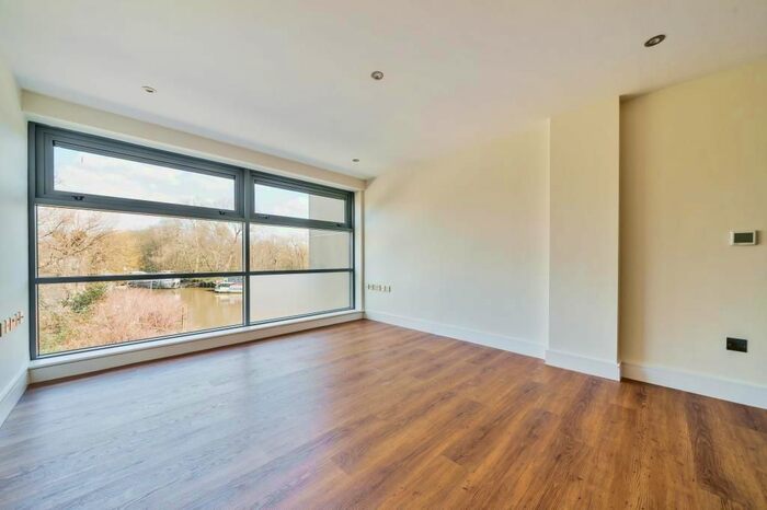 2 Bedroom Flat To Rent In Charleville Mews, Isleworth, TW7