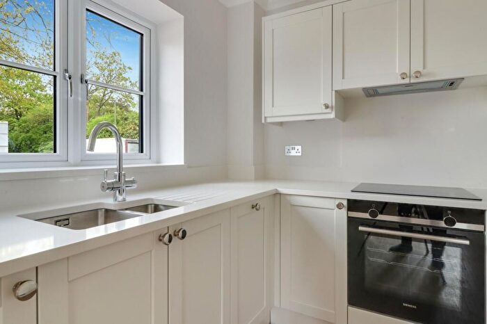 1 Bedroom Flat For Sale In Downside Road, Cobham, KT11