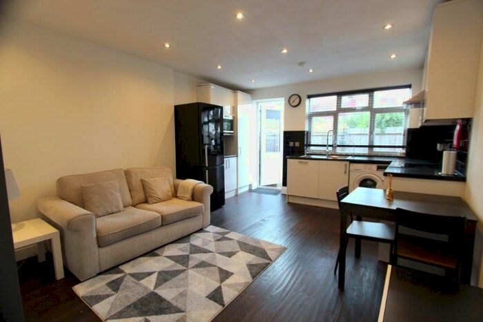 1 Bedroom Flat To Rent In Princes Avenue, London, N13
