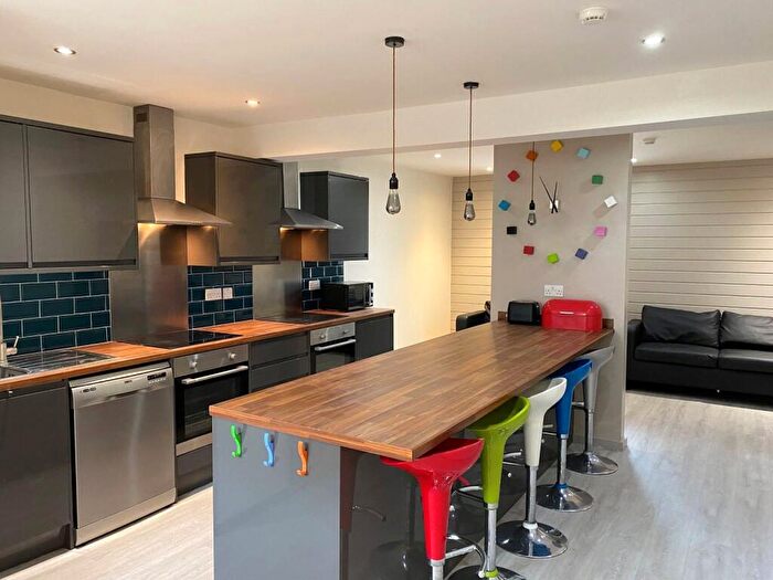 5 Bedroom Terraced House To Rent In Brook Street, Huddersfield, HD5