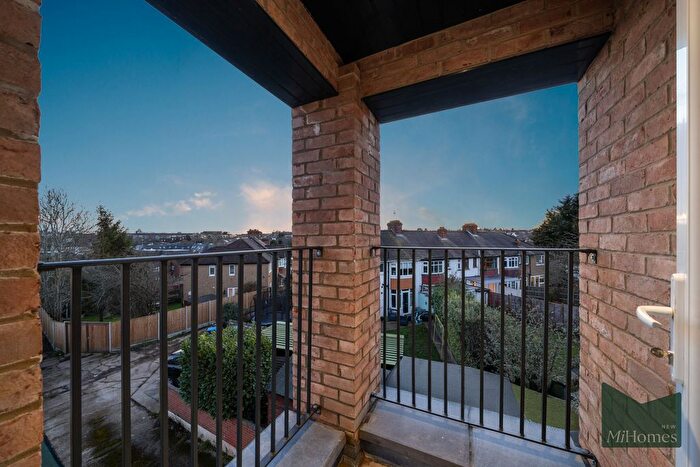 4 Bedroom End Of Terrace House For Sale In Chase Road, London, N14