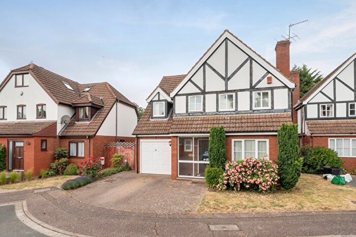 5 Bedroom Detached House For Sale In Robarts Close, Pinner, HA5