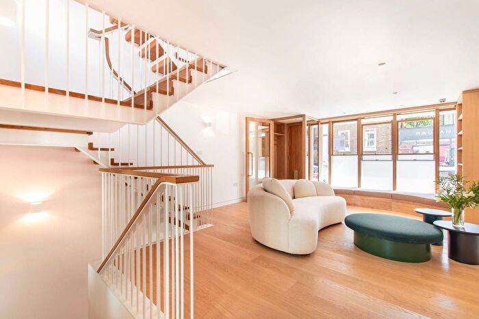 4 Bedroom Flat To Rent In Lonsdale Road, Notting Hill, London, W11