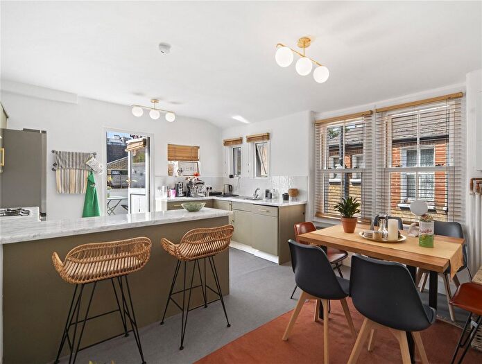 2 Bedroom Flat For Sale In Louisville Road, SW17