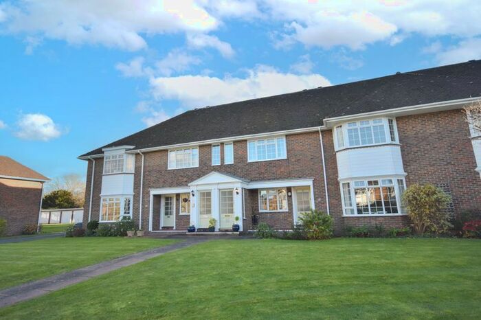 2 Bedroom Flat To Rent In Trafalgar Court, Farnham, GU9