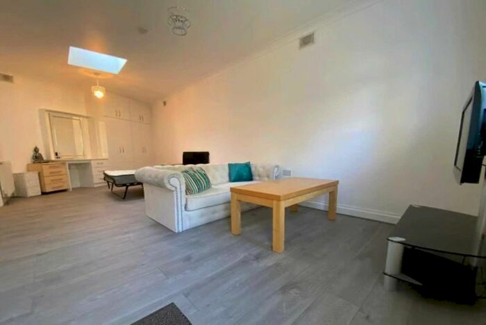 1 Bedroom Studio To Rent In Sutton Way, Heston, TW5