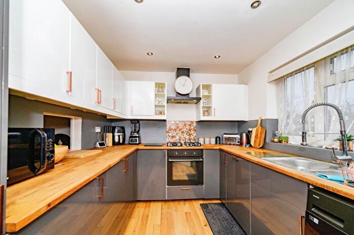 3 Bedroom Link Detached House For Sale In Redgrave Gardens, Luton, Bedfordshire, LU3