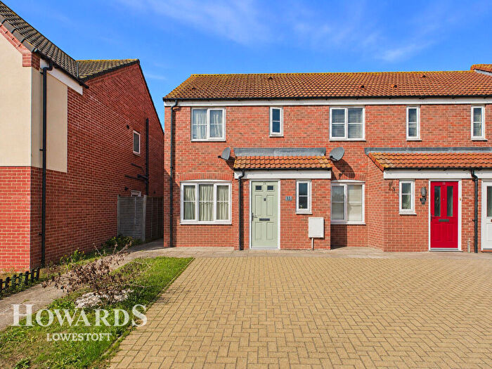 3 Bedroom Semi Detached House For Sale In Maplesden Close, Lowestoft, NR32