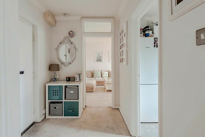1 Bedroom Flat For Sale In Brighton Road, Salfords, Redhill, RH1