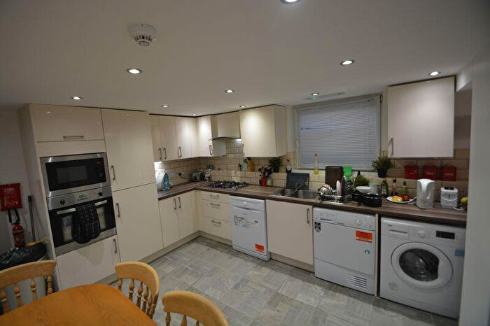5 Bedroom House To Rent In Wetherby Grove, Leeds, LS4