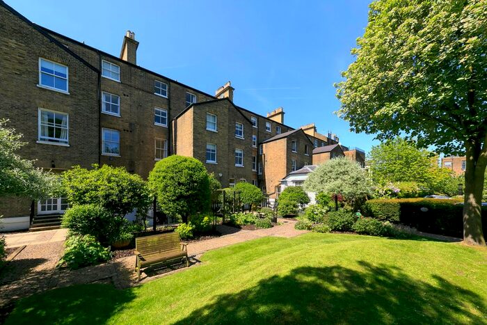 2 Bedroom Flat To Rent In Stuart Court, Richmond Hill, TW10