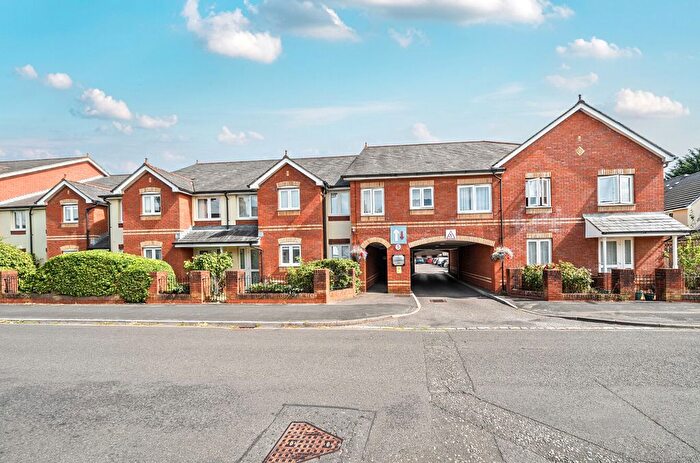 2 Bedroom Flat For Sale In Ackender Road, Alton, Hampshire, GU34