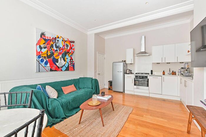 1 Bedroom Flat To Rent In Blenheim Crescent, Notting Hill, London, W11