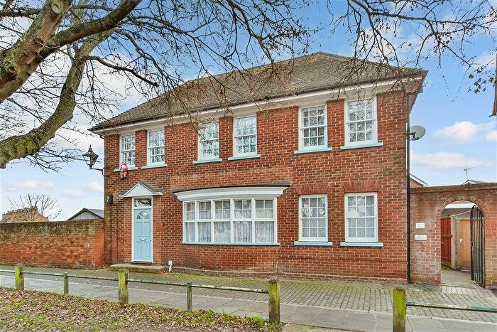 1 Bedroom Flat For Sale In Cross Lane, Sittingbourne, Kent, ME10