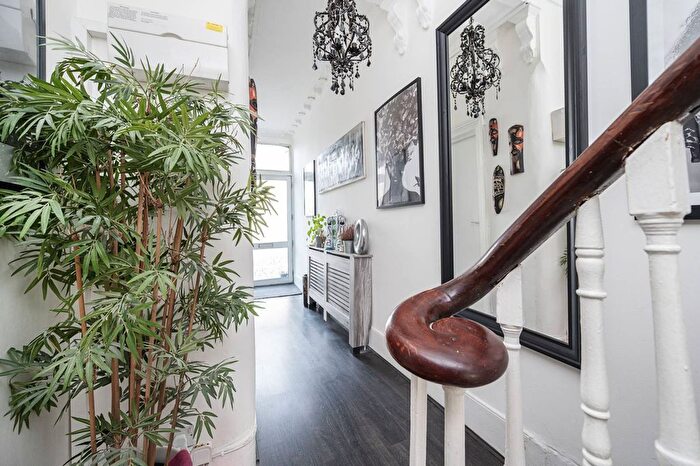 4 Bedroom Flat For Sale In St Marks Rise, Dalston, London, E8