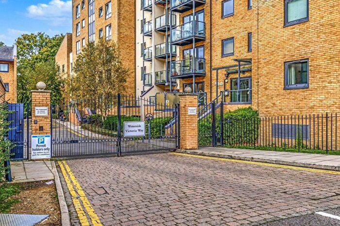1 Bedroom Flat For Sale In Woking, Surrey, GU21