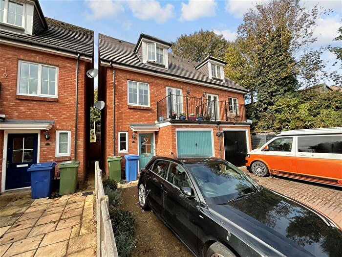 3 Bedroom Semi-Detached House For Sale In Finch Close, Faversham, Kent, ME13