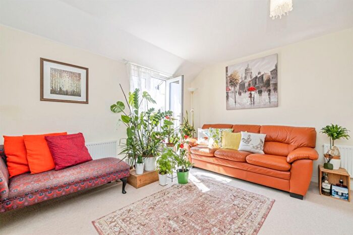 2 Bedroom Flat For Sale In Baxter Road, Watford, WD24