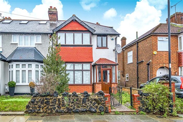 3 Bedroom End Of Terrace House For Sale In Porlock Road, Enfield, EN1