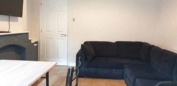 6 Bedroom Terraced House To Rent In Cranwell Street - Bed (one Room Remaining), LN5