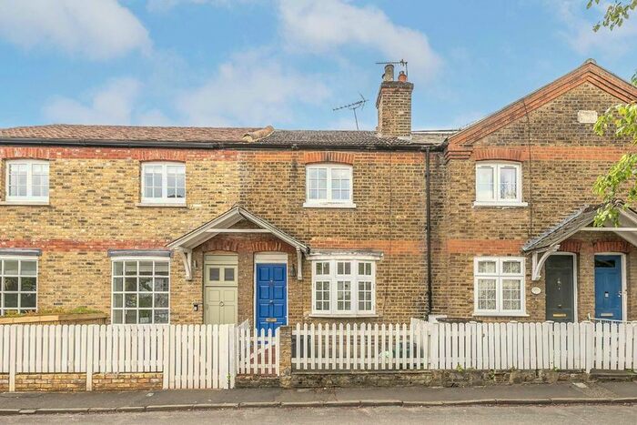 2 Bedroom Flat To Rent In Sandpits Road, Richmond, TW10