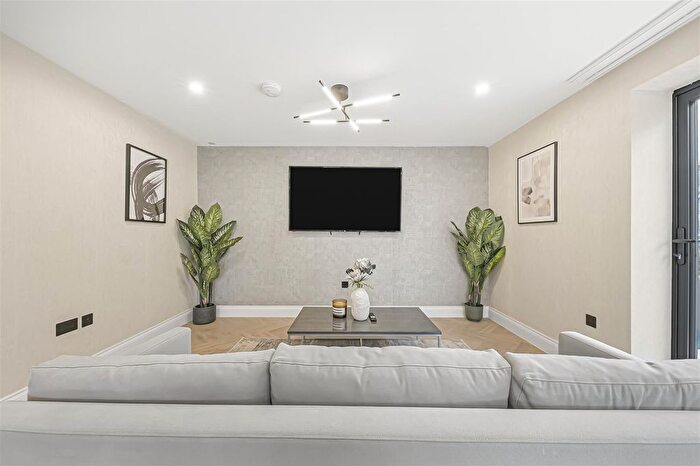 3 Bedroom Flat To Rent In The Luxley, Golders Green, NW11