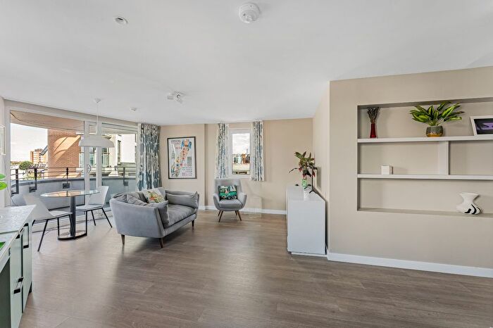 2 Bedroom Flat For Sale In Tyssen Street, London, E8