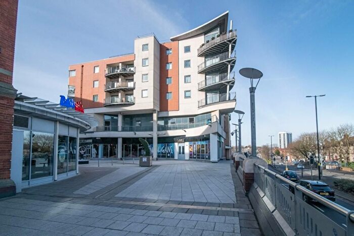 2 Bedroom Flat For Sale In The Red Apartments Broadway Plaza, Birmingham, B16
