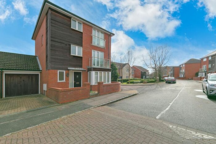 4 Bedroom Link Detached House For Sale In Bewdley Grove, Broughton, MK10